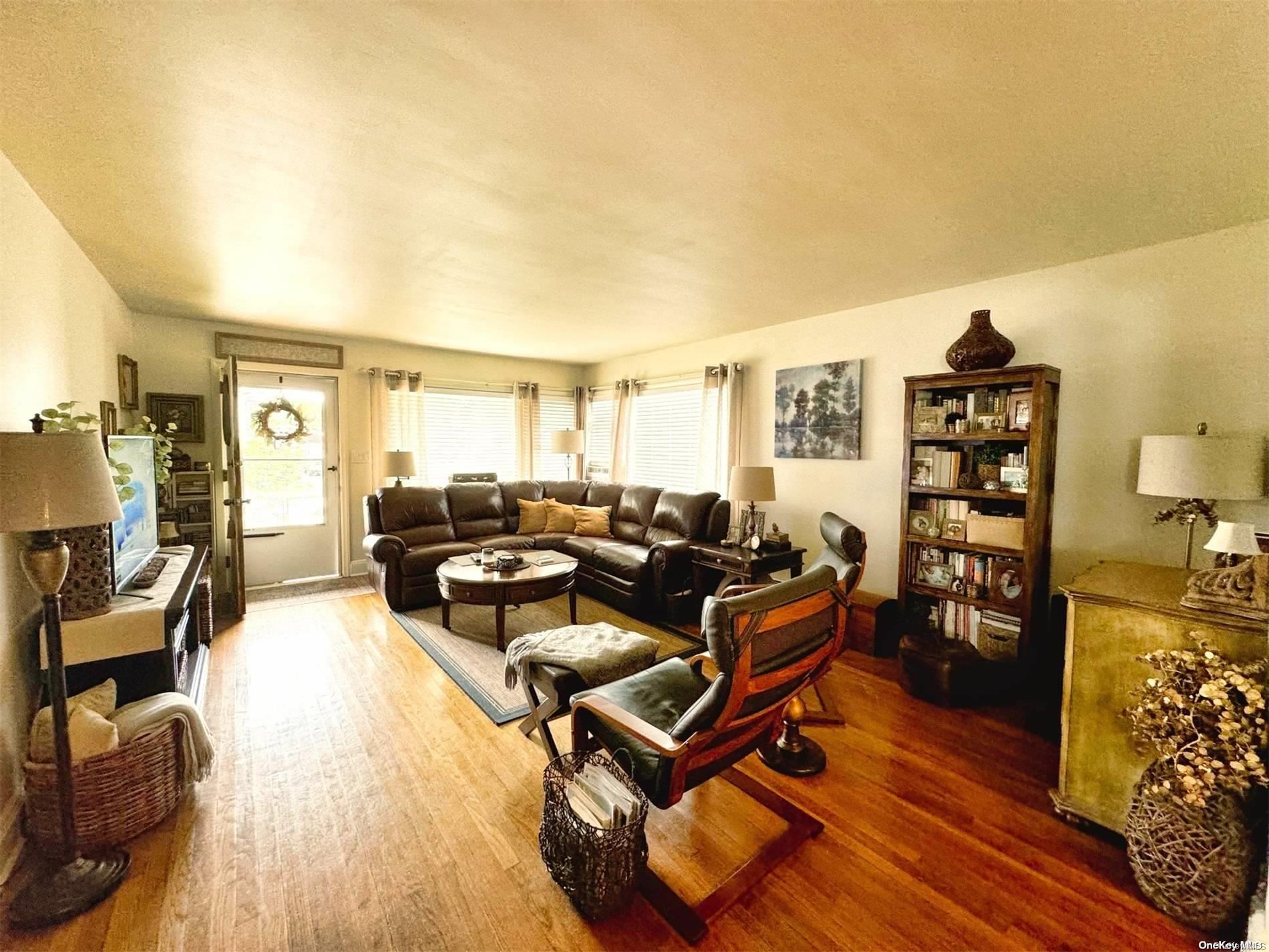 #4 photo, 768 S Hickory Street, সাফোক কাউন্টি Lindenhurst , NY 11757