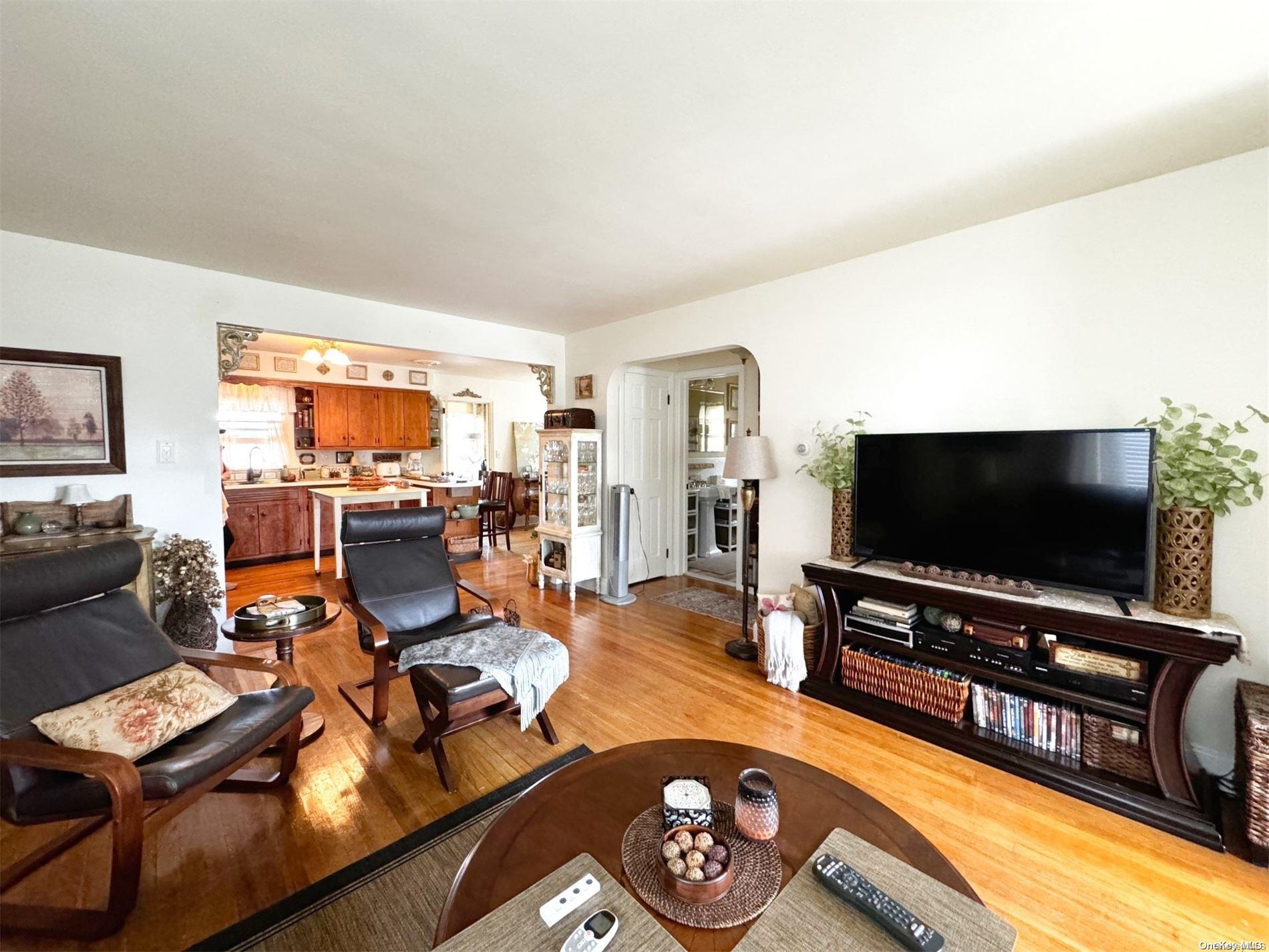 #5 photo, 768 S Hickory Street, সাফোক কাউন্টি Lindenhurst , NY 11757