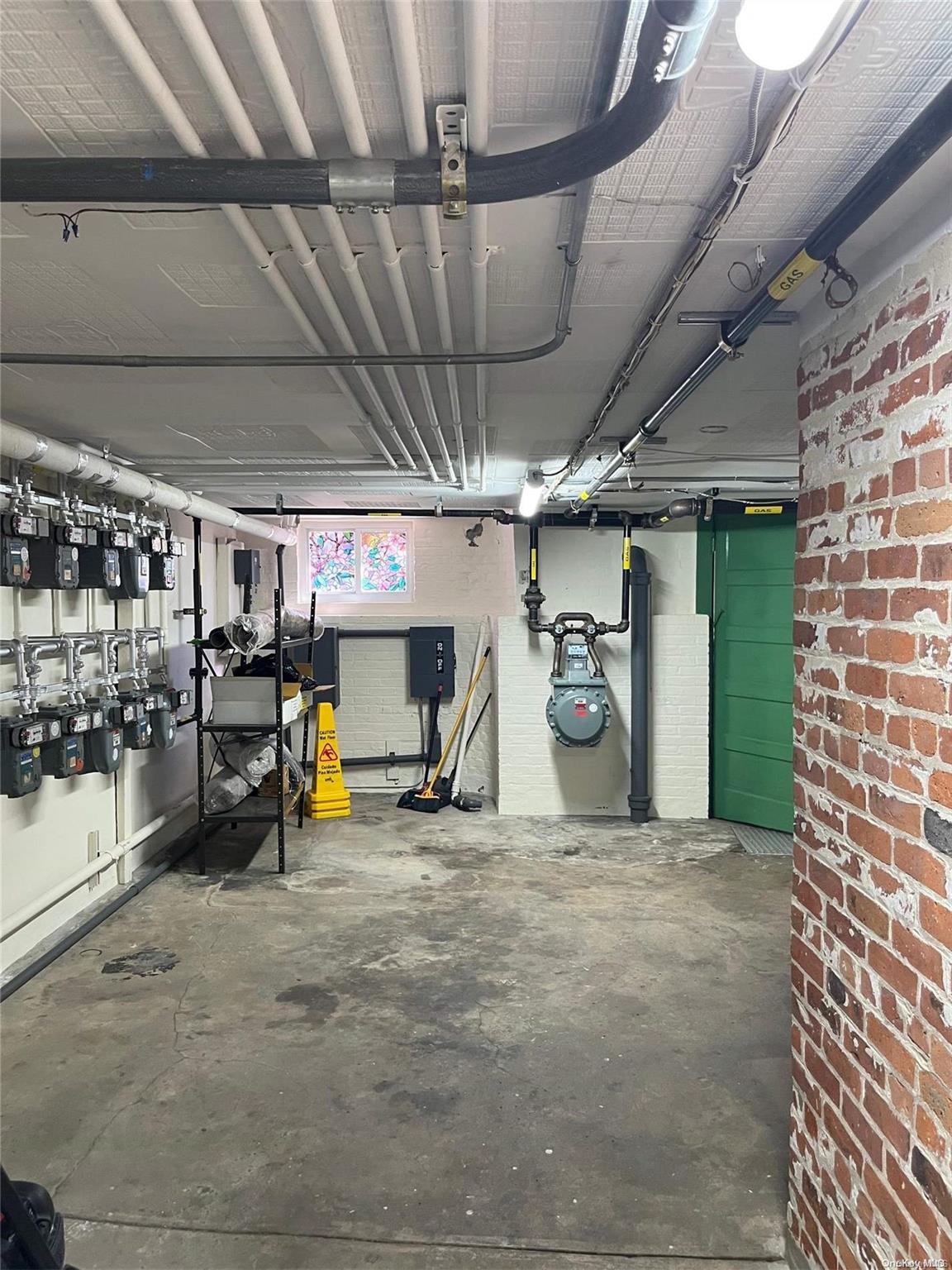 #10 photo, 30-26 43rd Street, クイーンズ区 Astoria , NY 11103