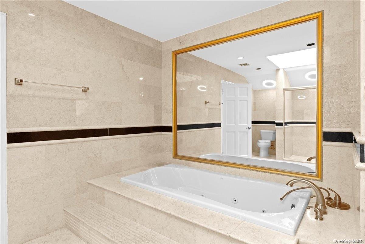 #15 photo, 6820 N Hempstead Turnpike, ナッソー郡 Oyster Bay Cove , NY 11771