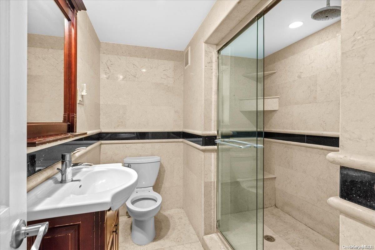 #16 photo, 6820 N Hempstead Turnpike, ナッソー郡 Oyster Bay Cove , NY 11771