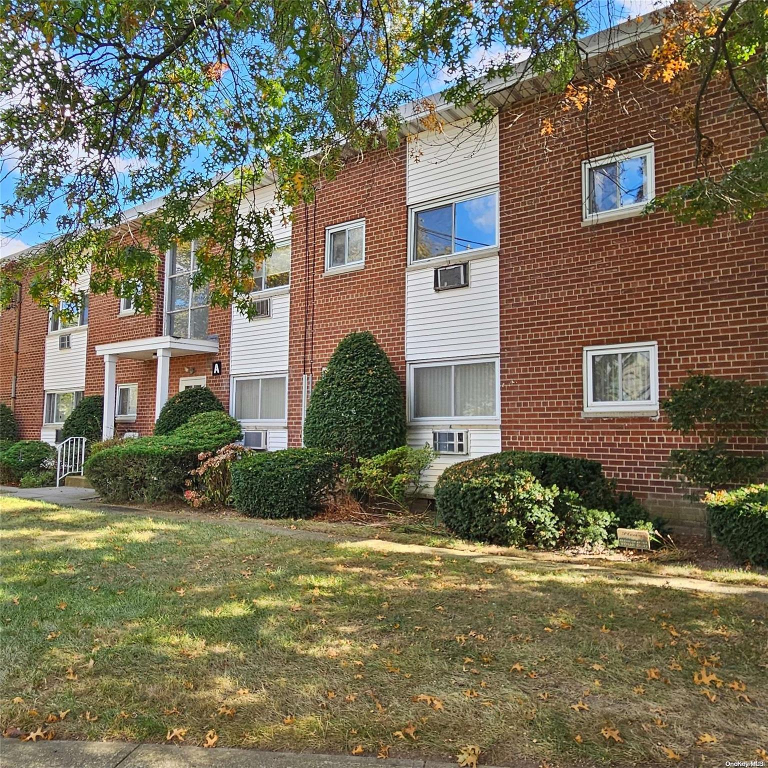 #1 photo, 125 Hempstead Garden Drive, ناسو West Hempstead , NY 11552
