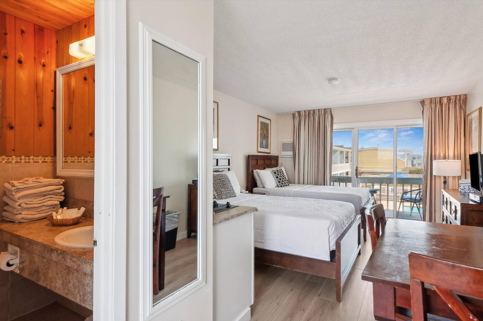 #33 photo, 84 South Emerson Avenue, מחוז סאפוק Montauk , NY 11954