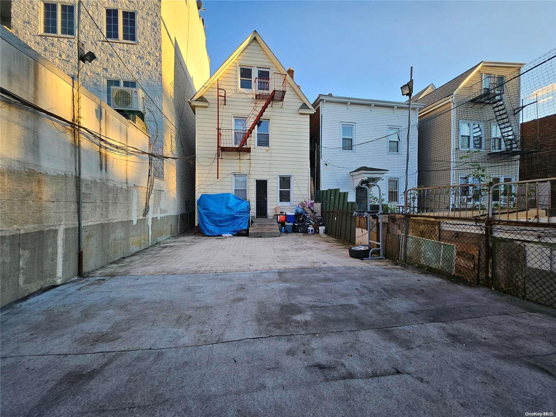 #4 photo, 104-61 Roosevelt Avenue, Corona , NY 11368