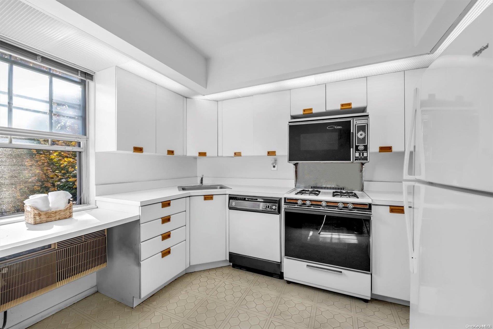 #8 photo, 13-25 Estates Lane, Bayside , NY 11360