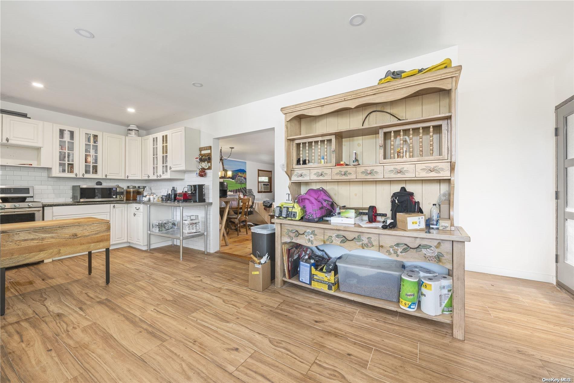 #9 photo, 4 Maple Street, ناسو Glenwood Landing , NY 11547