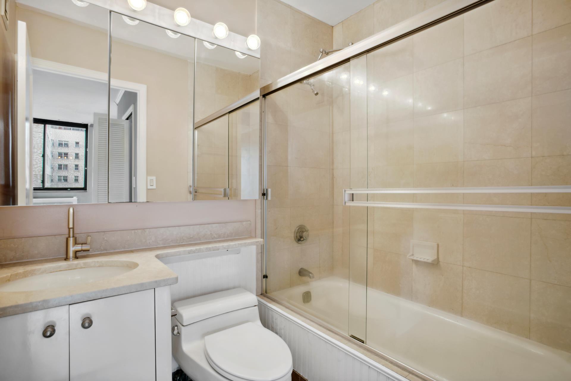 #8 photo, 250 E 40TH Street, マンハッタン Murray Hill , NY 10016