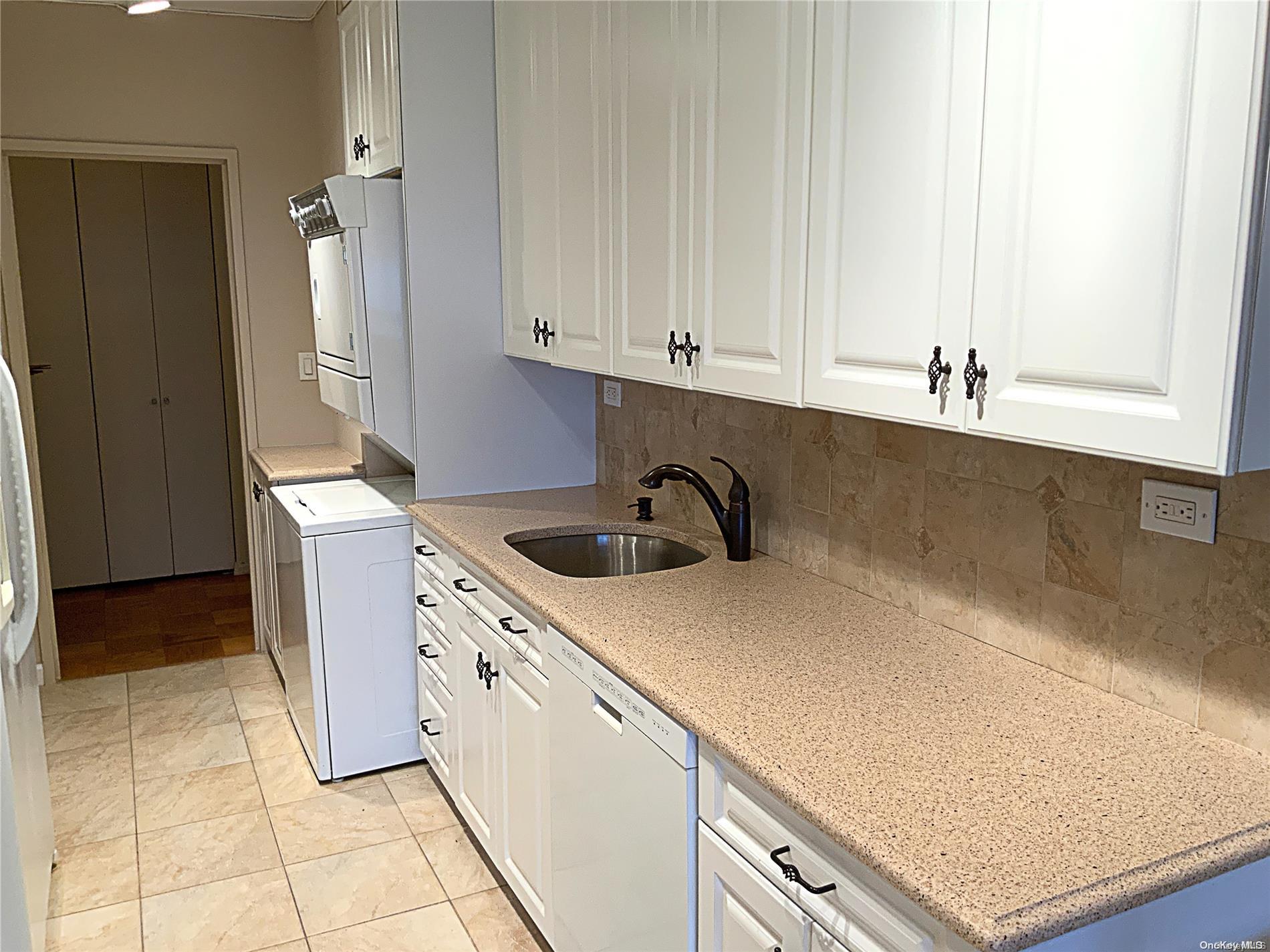 #9 photo, 27110 Grand Cental Parkway, クイーンズ区 Floral Park , NY 11005