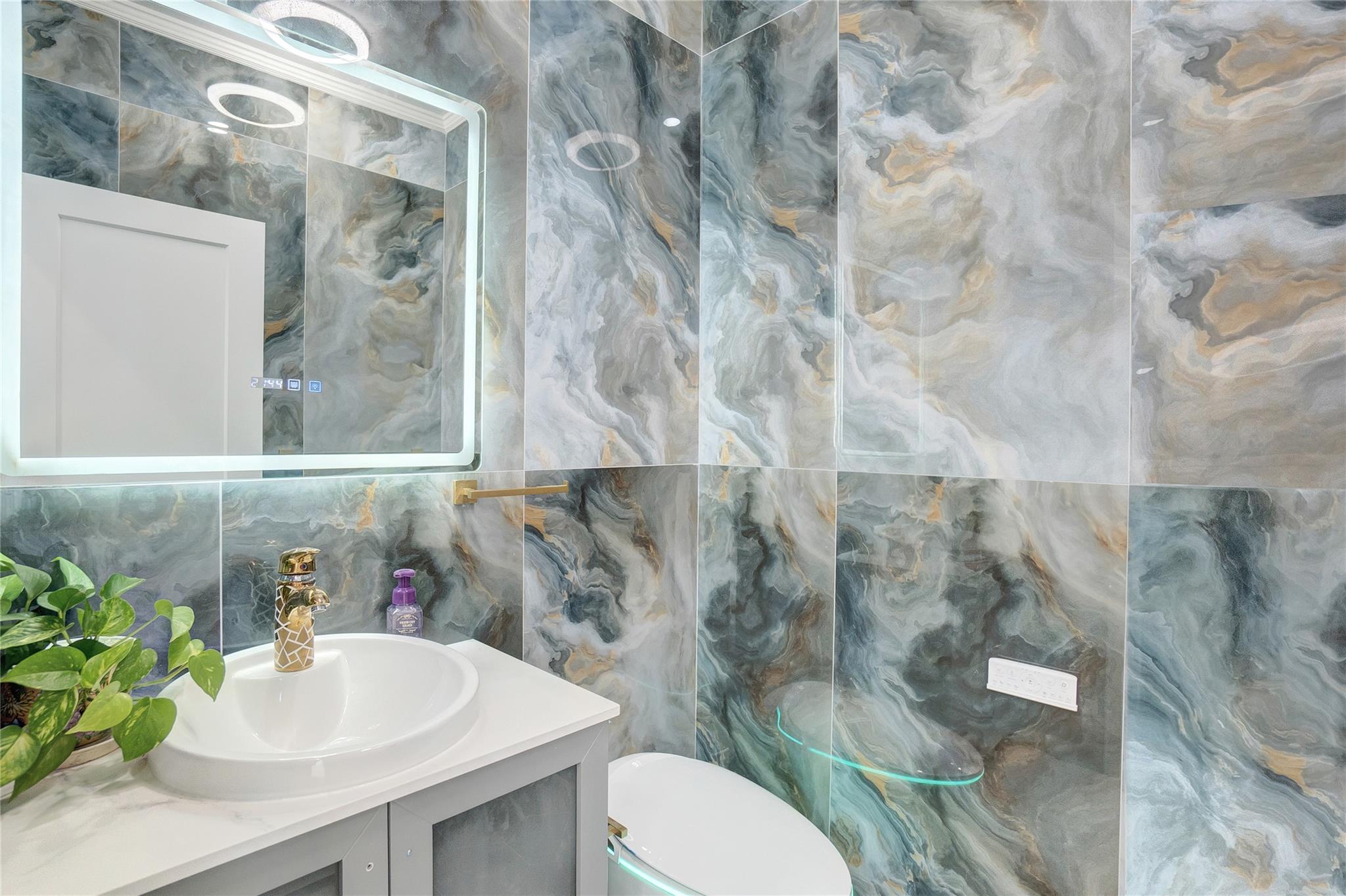 #12 photo, 14 James Street, East Rockaway , NY 11518