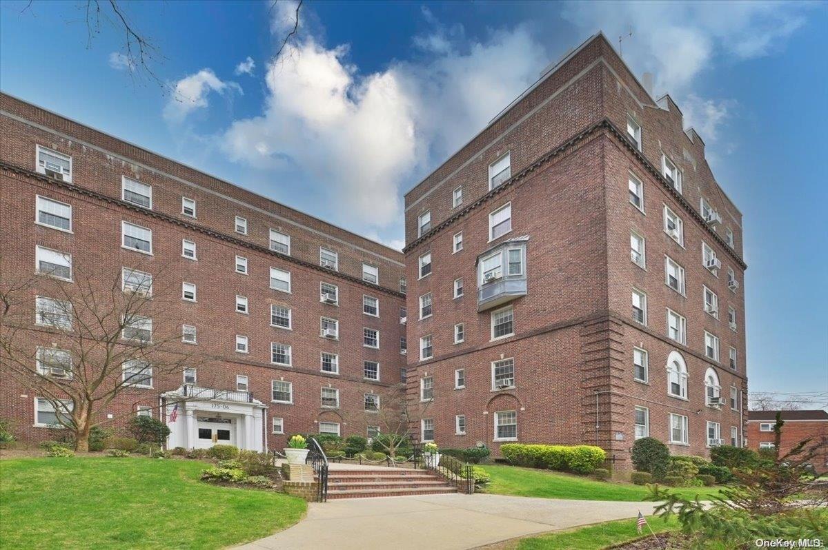 #2 photo, 175-06 Devonshire Road, কুইন্‌স Jamaica Estates , NY 11432