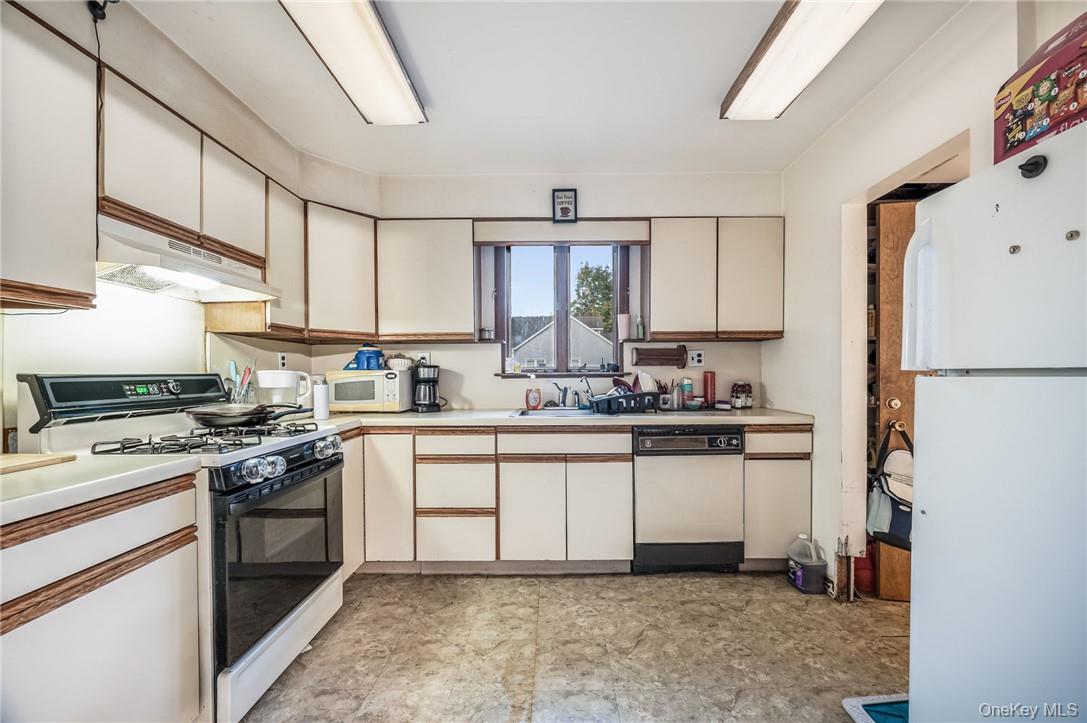 #12 photo, 865 Commerce Street, Thornwood , NY 10594