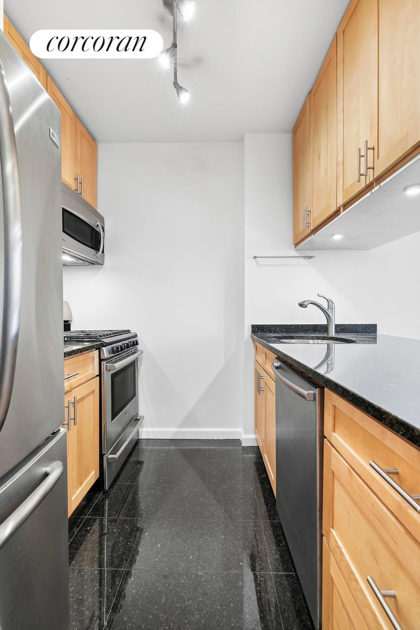 #14 photo, 393 W 49TH Street, マンハッタン Hells Kitchen , NY 10019