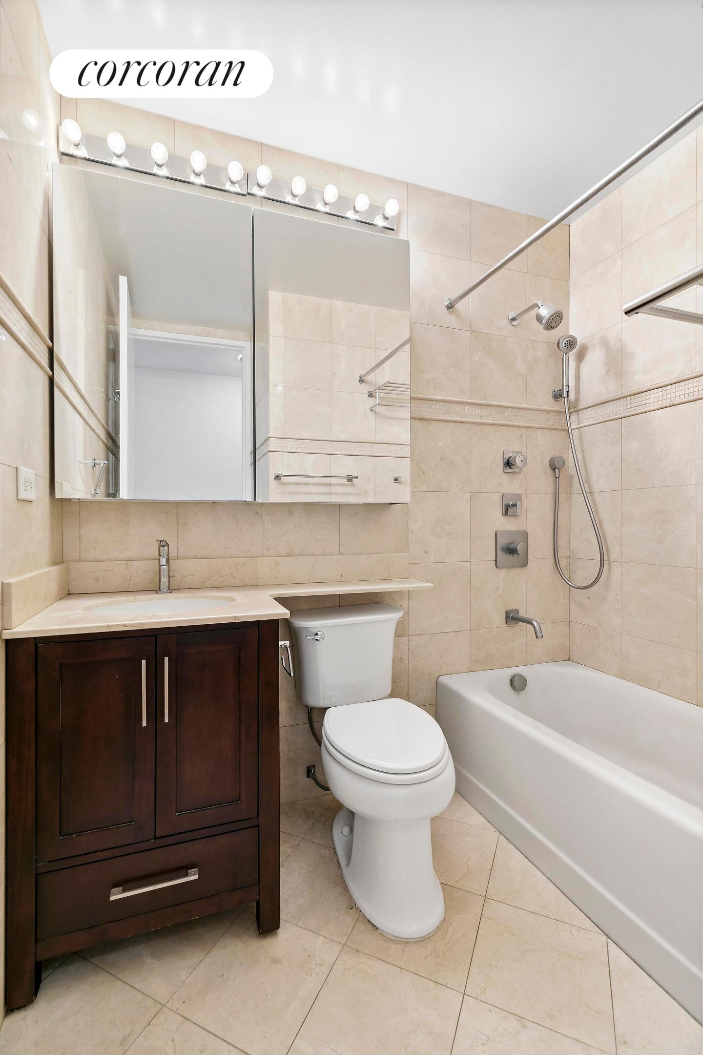 #15 photo, 393 W 49TH Street, マンハッタン Hells Kitchen , NY 10019