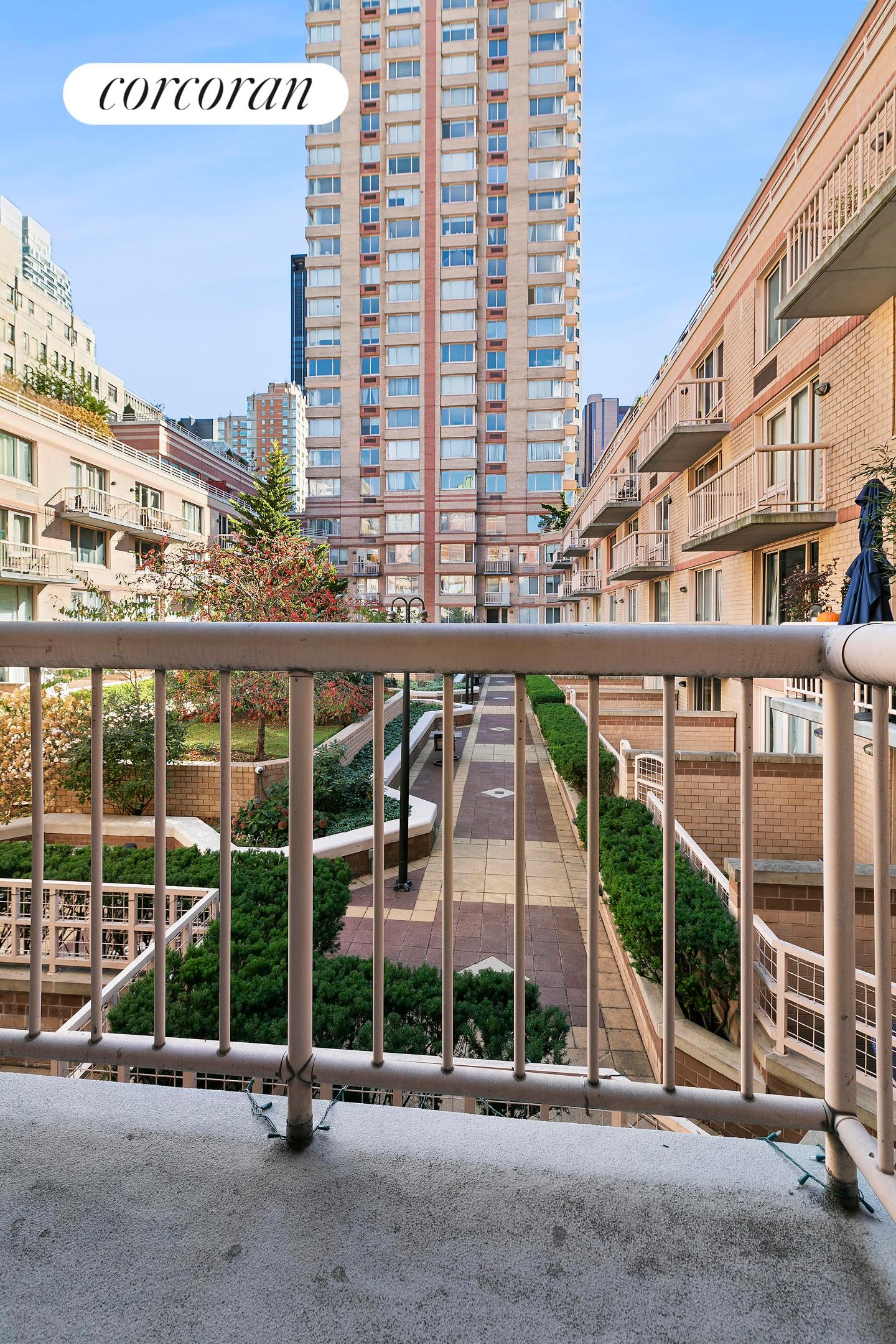 #18 photo, 393 W 49TH Street, マンハッタン Hells Kitchen , NY 10019