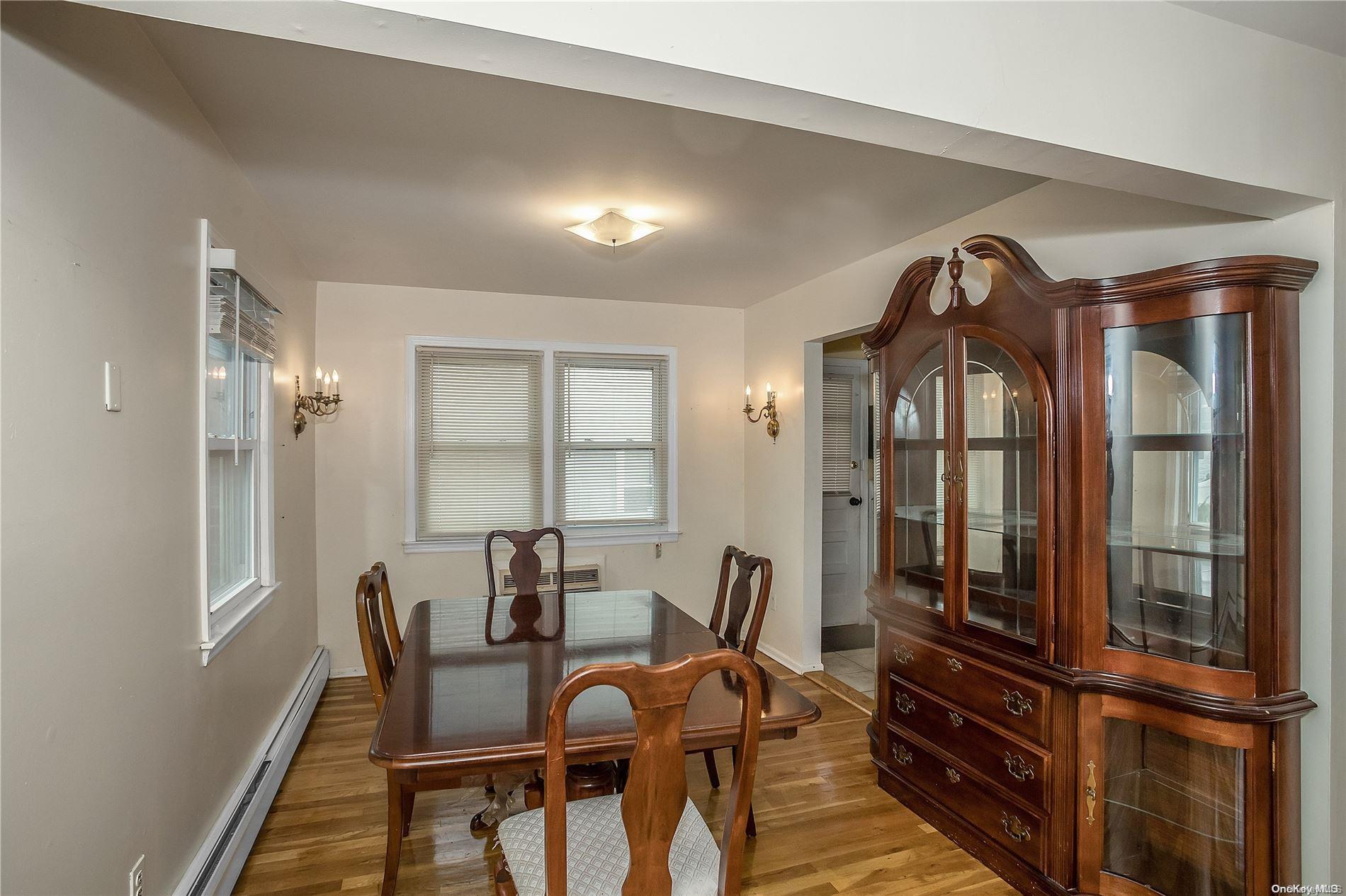 #8 photo, 159 Collins Avenue, Williston Park , NY 11596