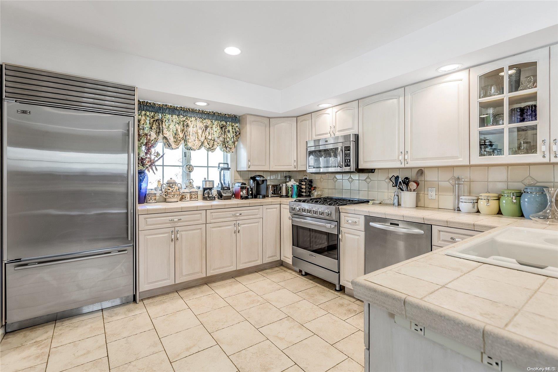 #20 photo, 3 Pine Grove Court, サフォーク郡 Westhampton , NY 11977