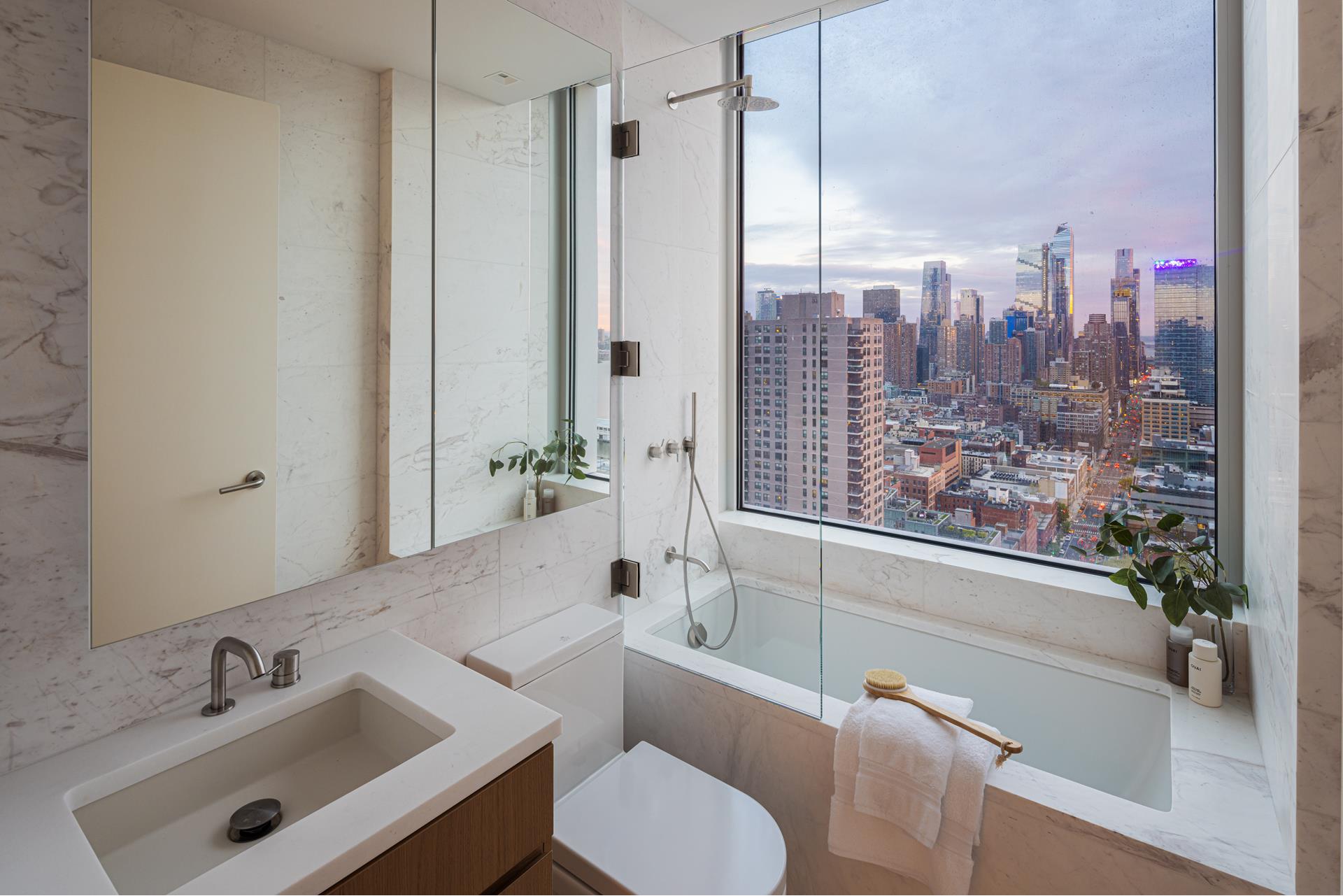 #16 photo, 611 W 56TH Street, マンハッタン Hells Kitchen , NY 10019