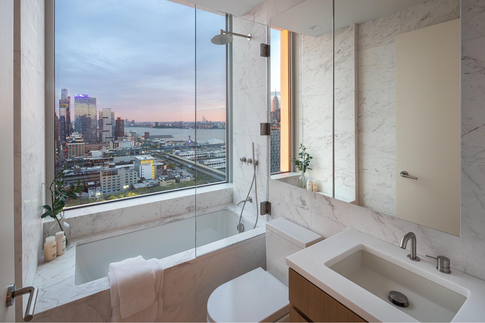 #19 photo, 611 W 56TH Street, マンハッタン Hells Kitchen , NY 10019