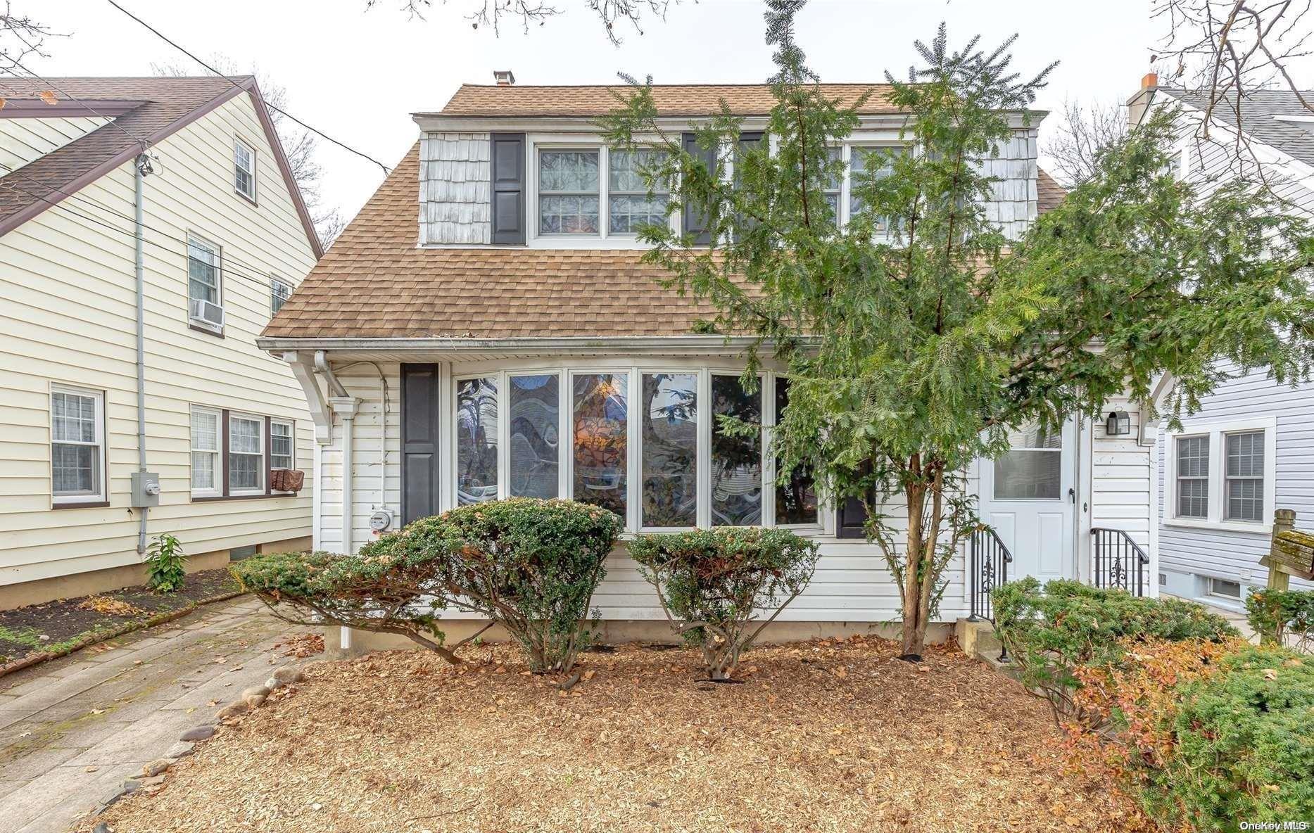 #1 photo, 14 Astor Place, Williston Park , NY 11596