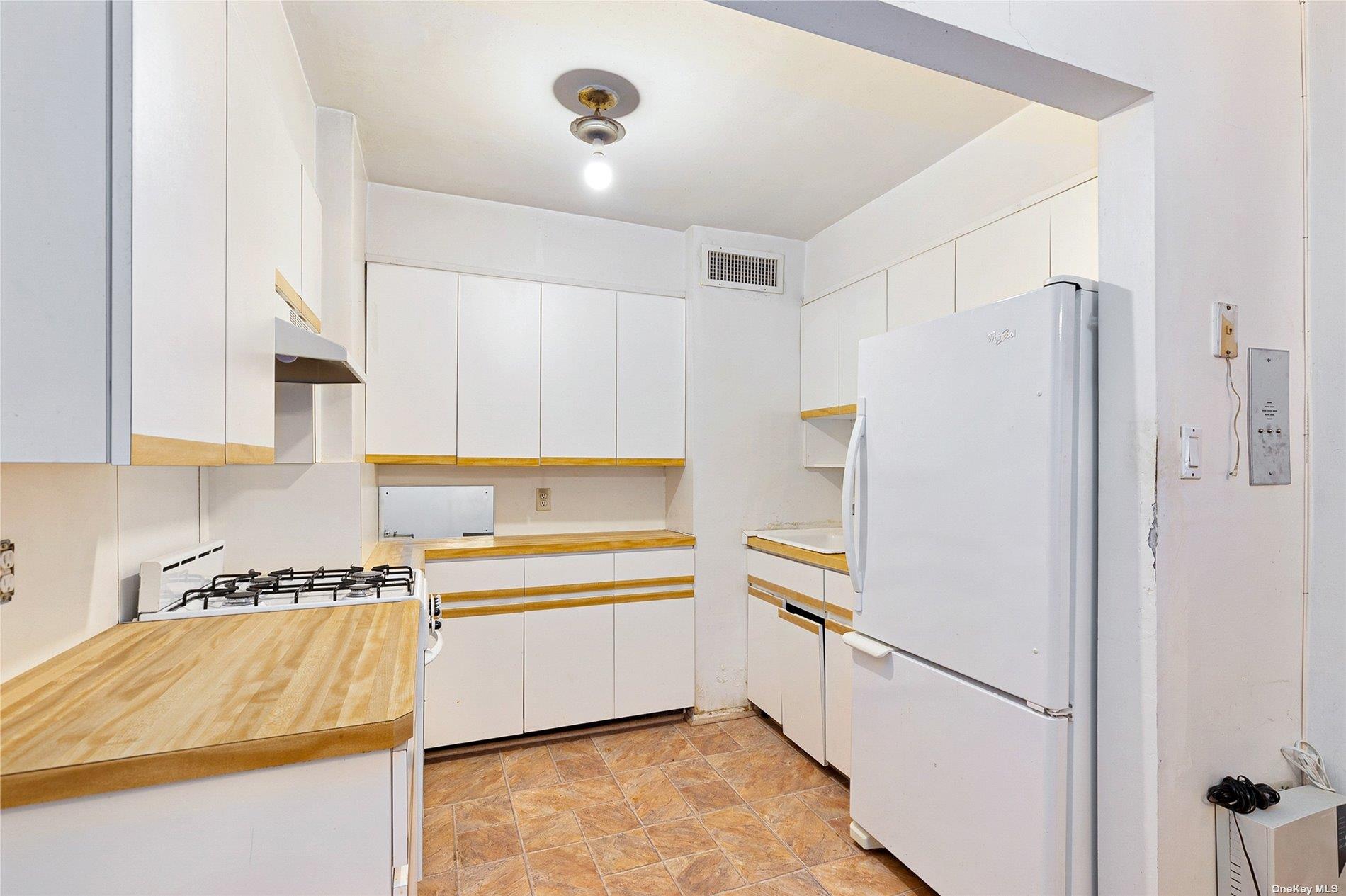 #2 photo, 1625 Emmons Avenue, ブルックリン区 Brooklyn , NY 11235