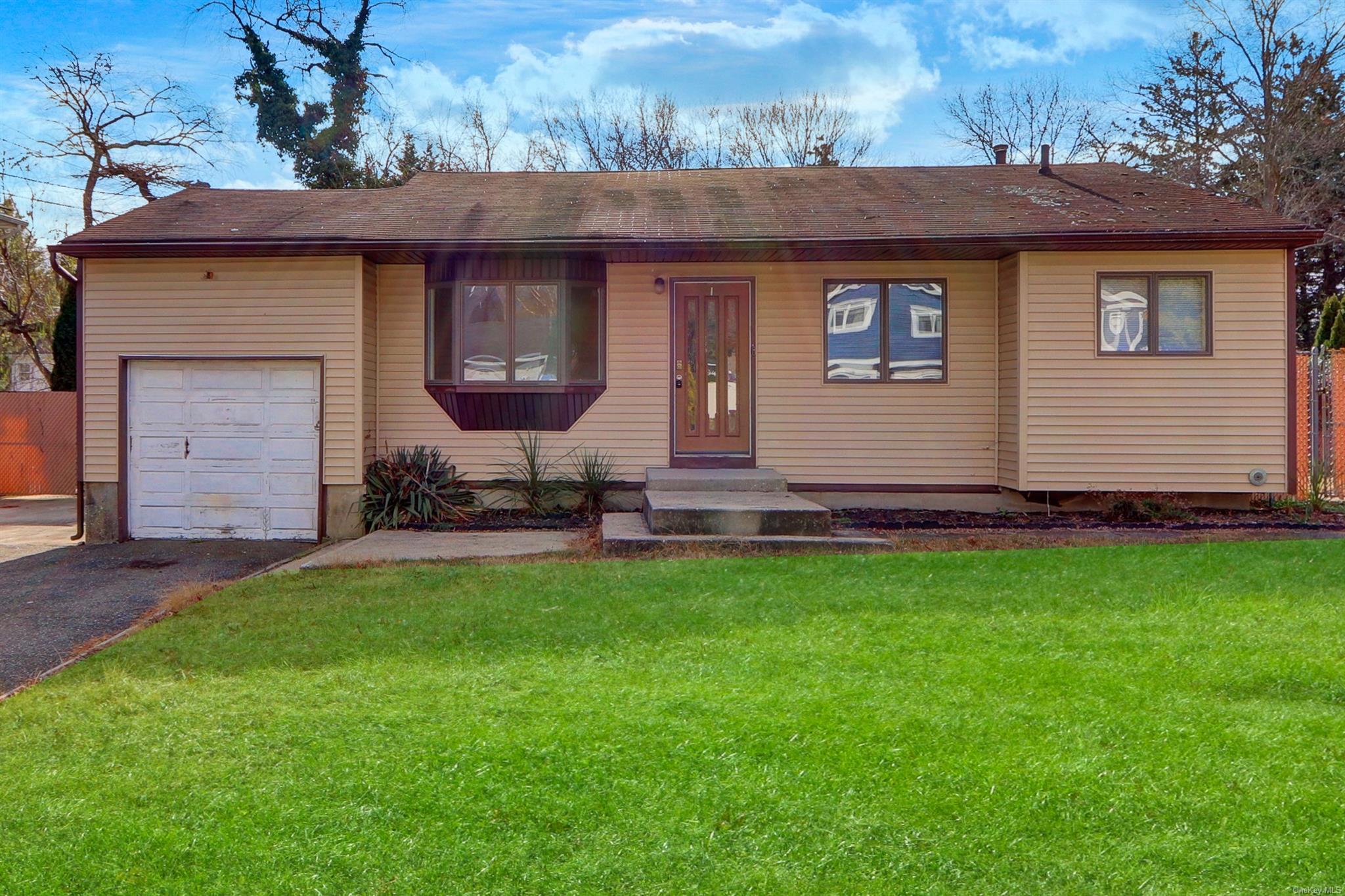 #1 photo, 293 Concord Street, サフォーク郡 Dix Hills , NY 11746