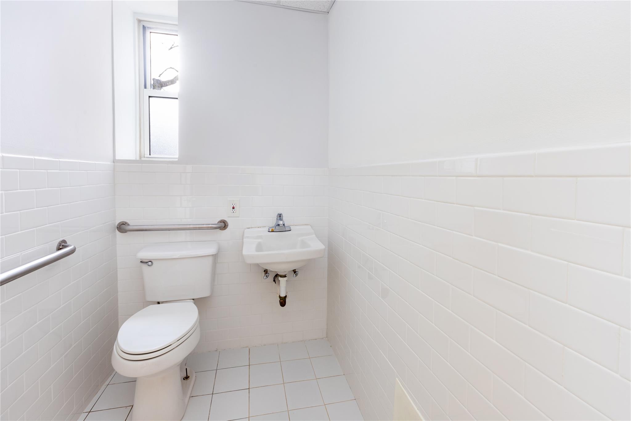 #8 photo, 5601 Riverdale Avenue, ブロンクス区 Bronx , NY 10471