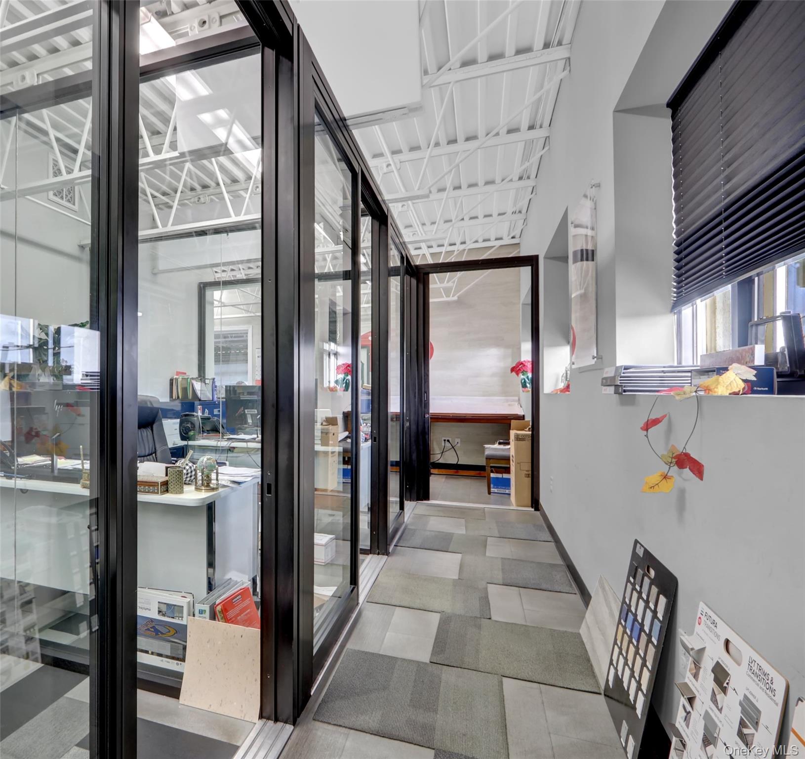 #17 photo, 665 Commercial Avenue, ナッソー郡 Garden City , NY 11530