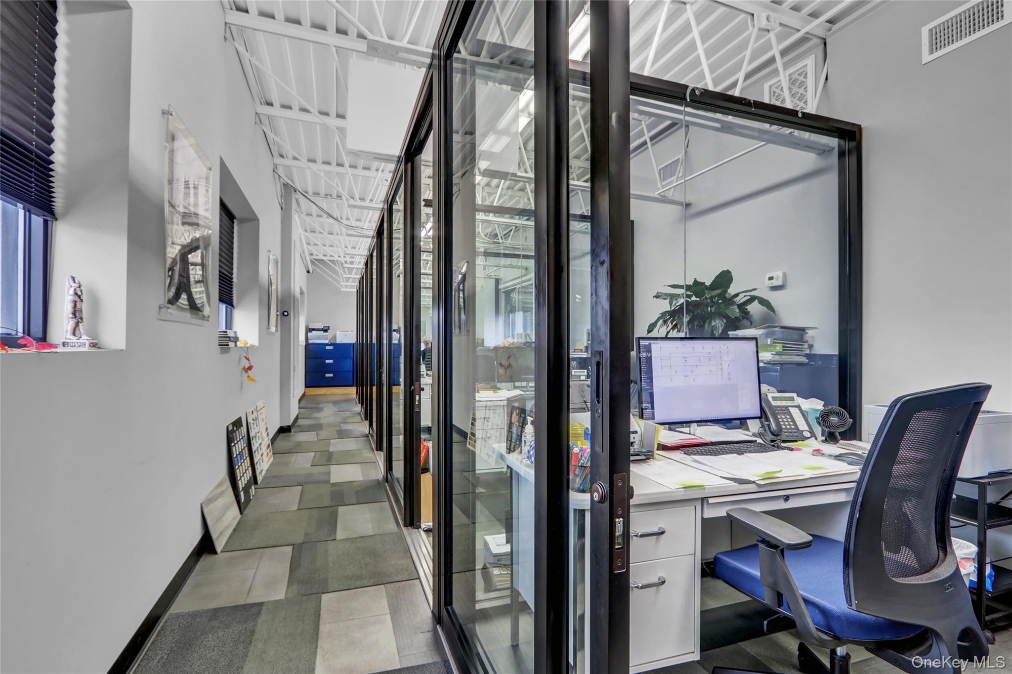 #18 photo, 665 Commercial Avenue, ナッソー郡 Garden City , NY 11530