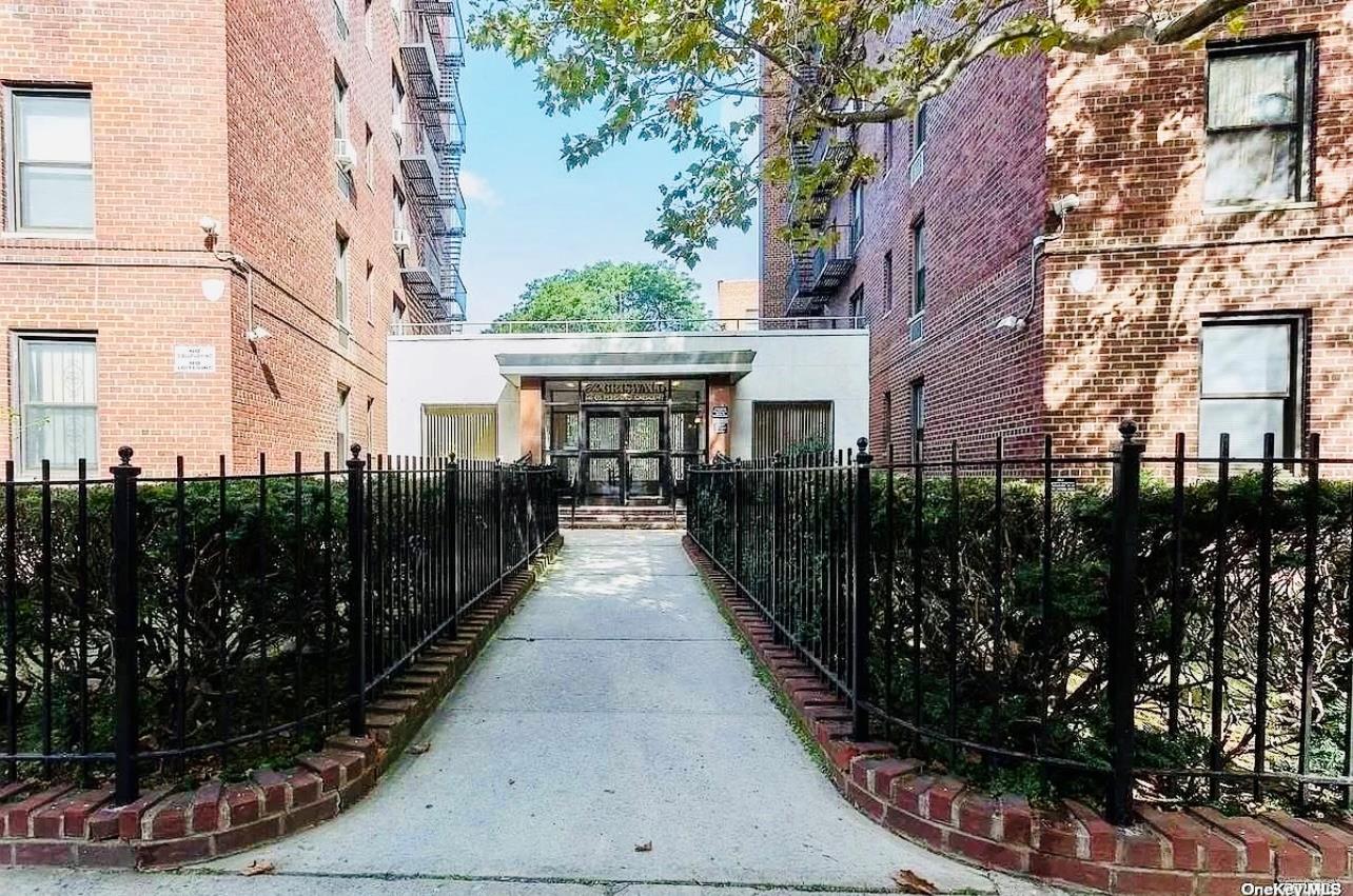 #7 photo, 141-05 Pershing Crescent, Briarwood , NY 11432