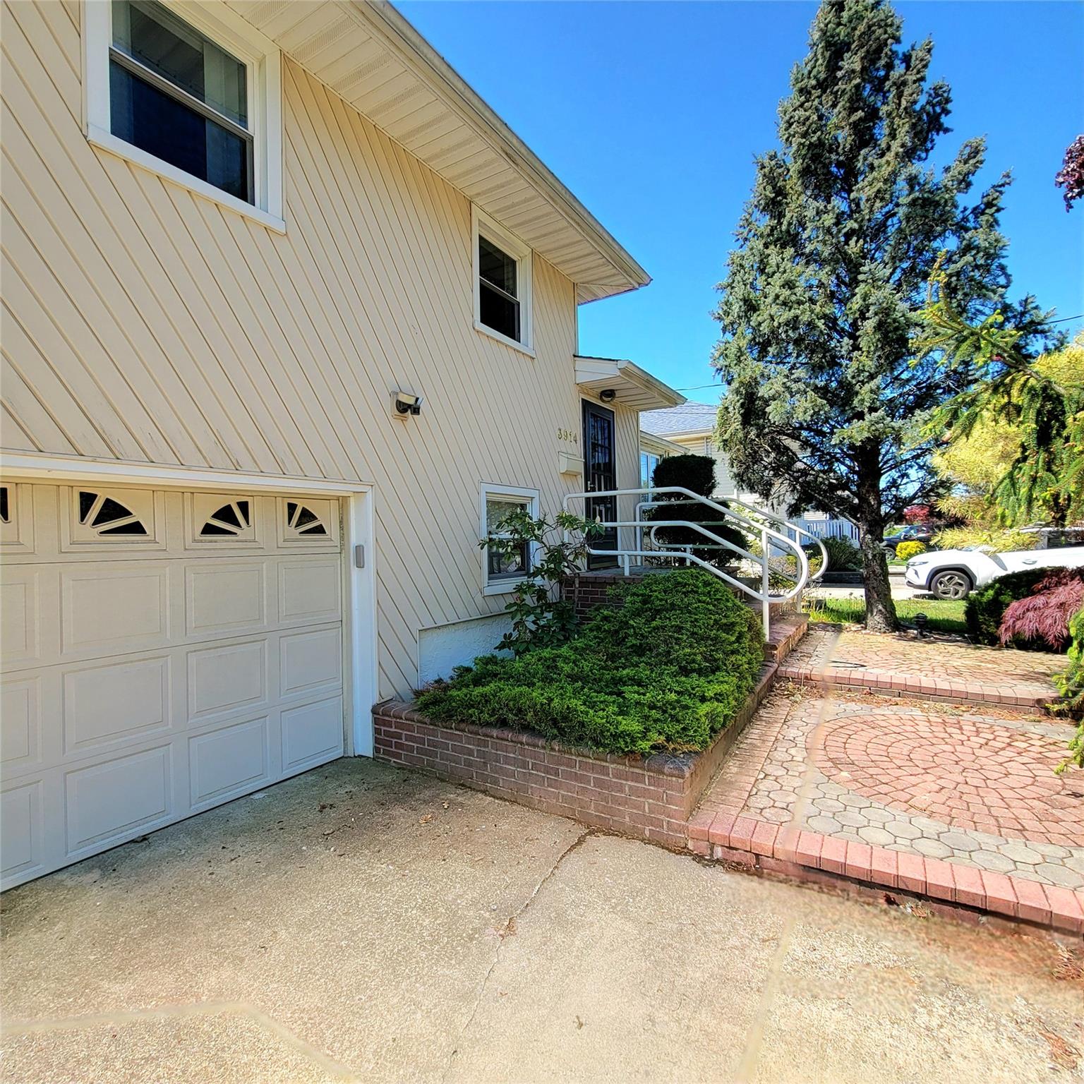 #2 photo, 3914 Jerusalem Avenue, Seaford , NY 11783