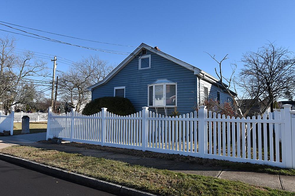 #1 photo, 1886 Decatur Avenue, North Bellmore , NY 11710