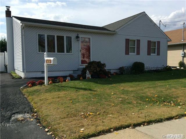 #1 photo, 16 Tappan Avenue, سوفولك Babylon , NY 11702
