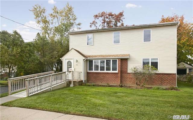 #1 photo, 900 Winthrop Drive, Нассау ‖ East Meadow , NY 11554