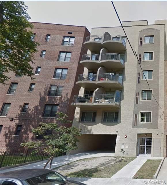 #1 photo, 141-29 Pershing Crescent, Briarwood , NY 11435