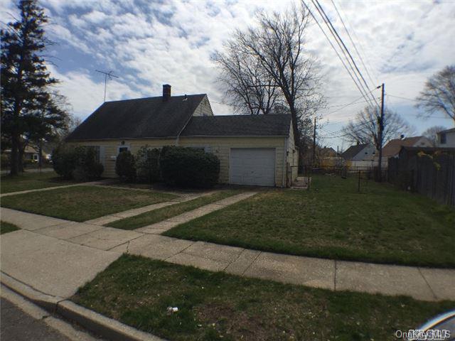 #1 photo, 32 Schoolhouse Road, ナッソー郡 Levittown , NY 11756