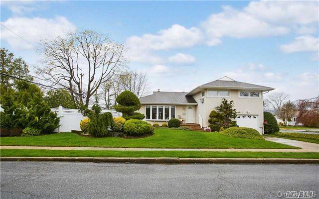 #1 photo, 450 Peter Lane, ناسو East Meadow , NY 11554