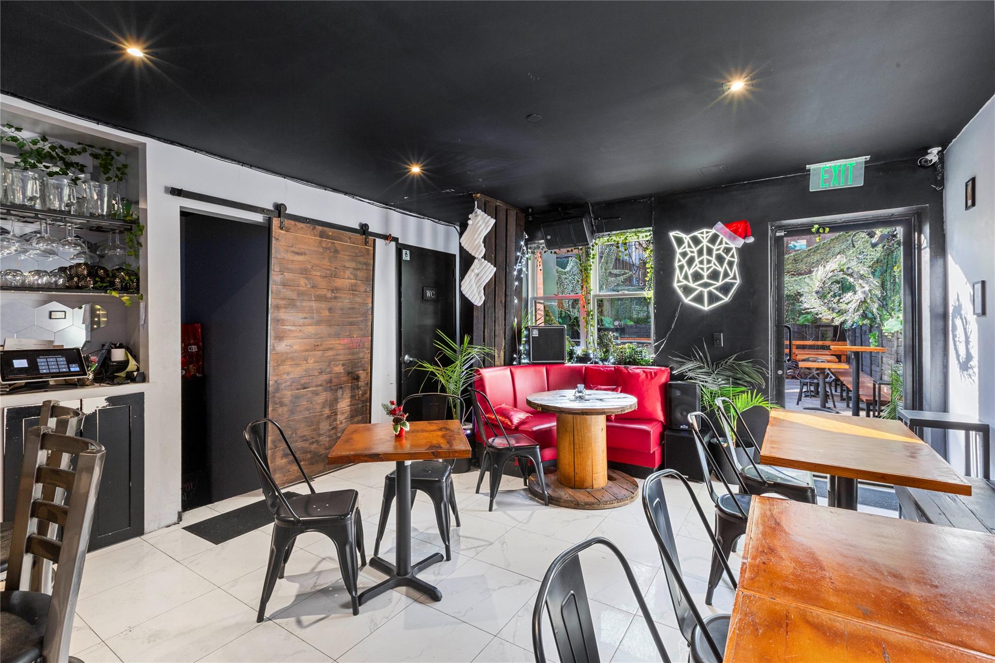 #10 photo, 37-10 31st Avenue Avenue, クイーンズ区 Astoria , NY 11103