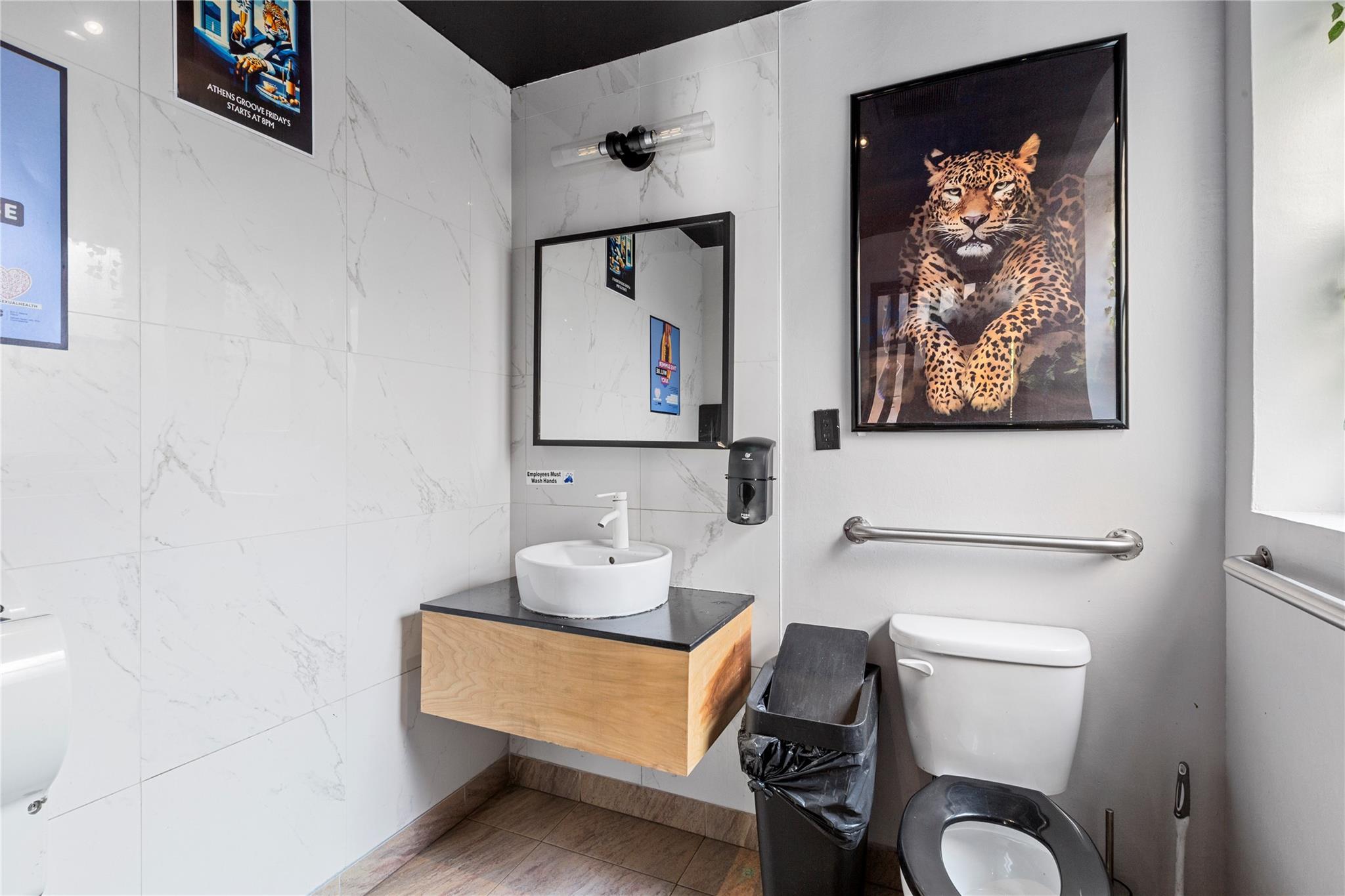 #12 photo, 37-10 31st Avenue Avenue, クイーンズ区 Astoria , NY 11103