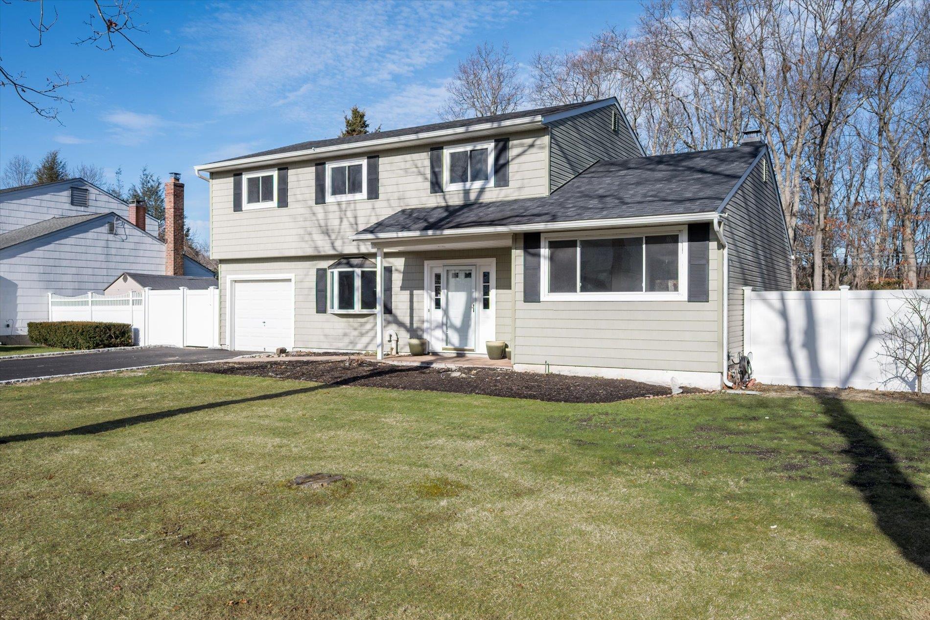 #1 photo, 21 Stanwich Road, سوفولك Smithtown , NY 11787