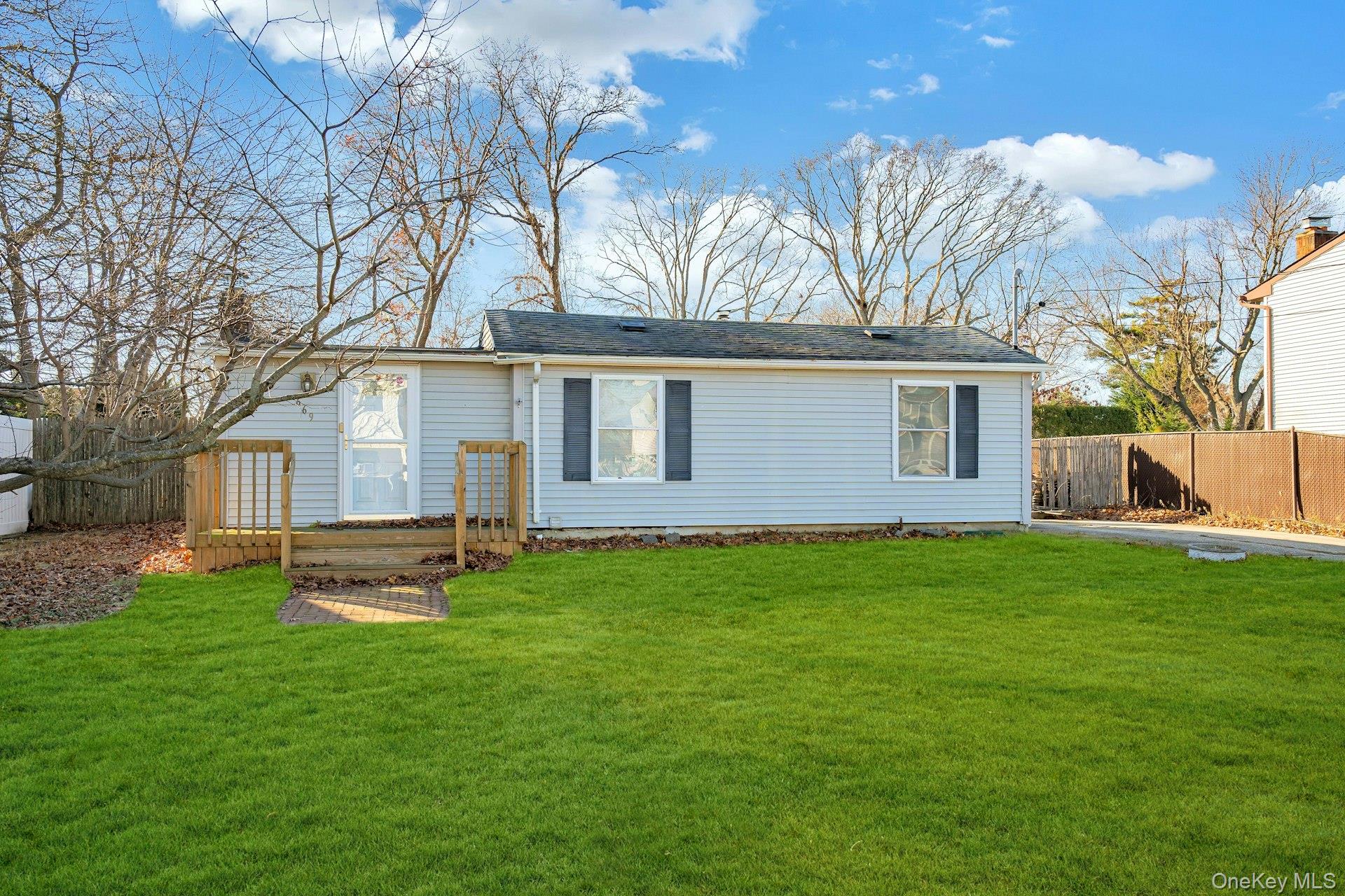 #3 photo, 669 East Drive, Lindenhurst , NY 11757