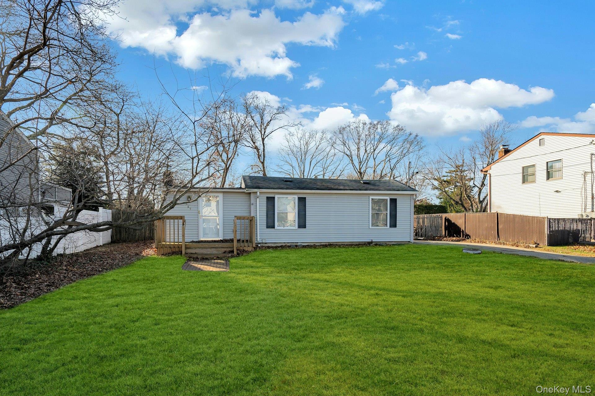 #4 photo, 669 East Drive, Lindenhurst , NY 11757