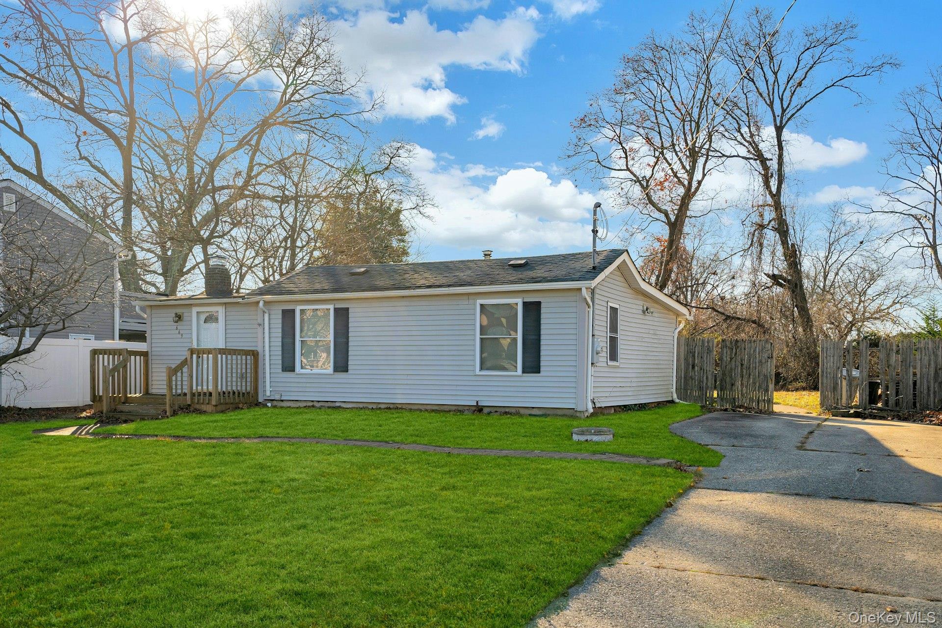 #5 photo, 669 East Drive, Lindenhurst , NY 11757