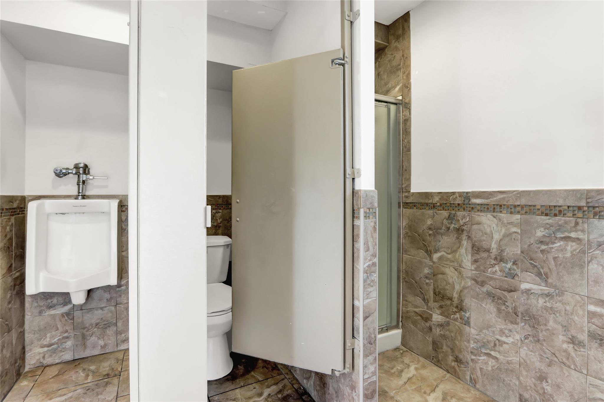 #14 photo, 31 Central Drive, サフォーク郡 Farmingdale , NY 11735