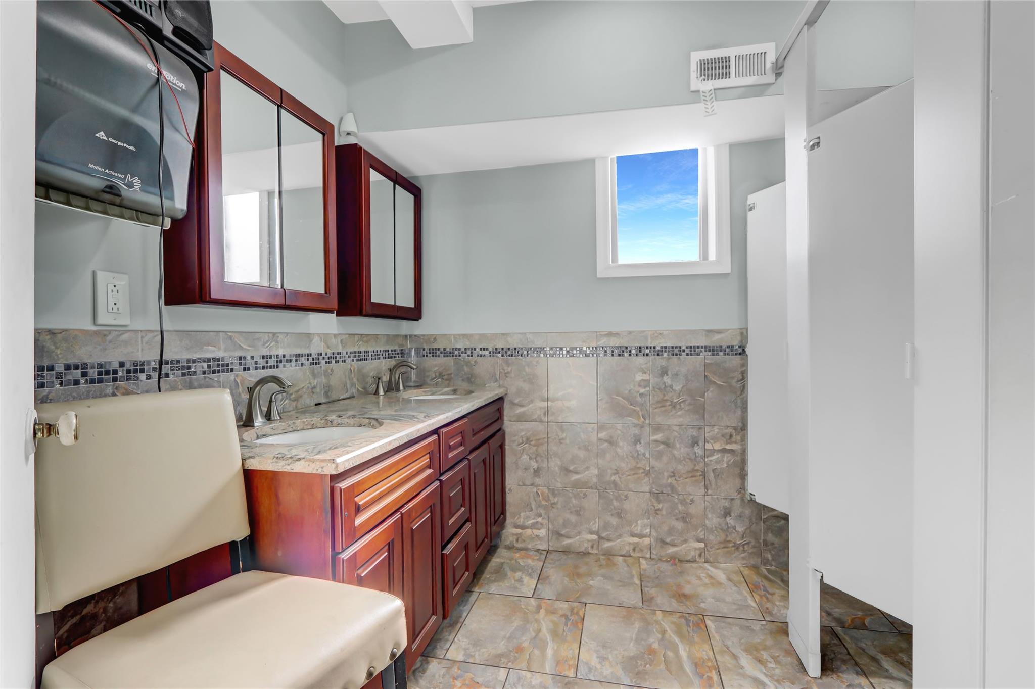 #16 photo, 31 Central Drive, サフォーク郡 Farmingdale , NY 11735