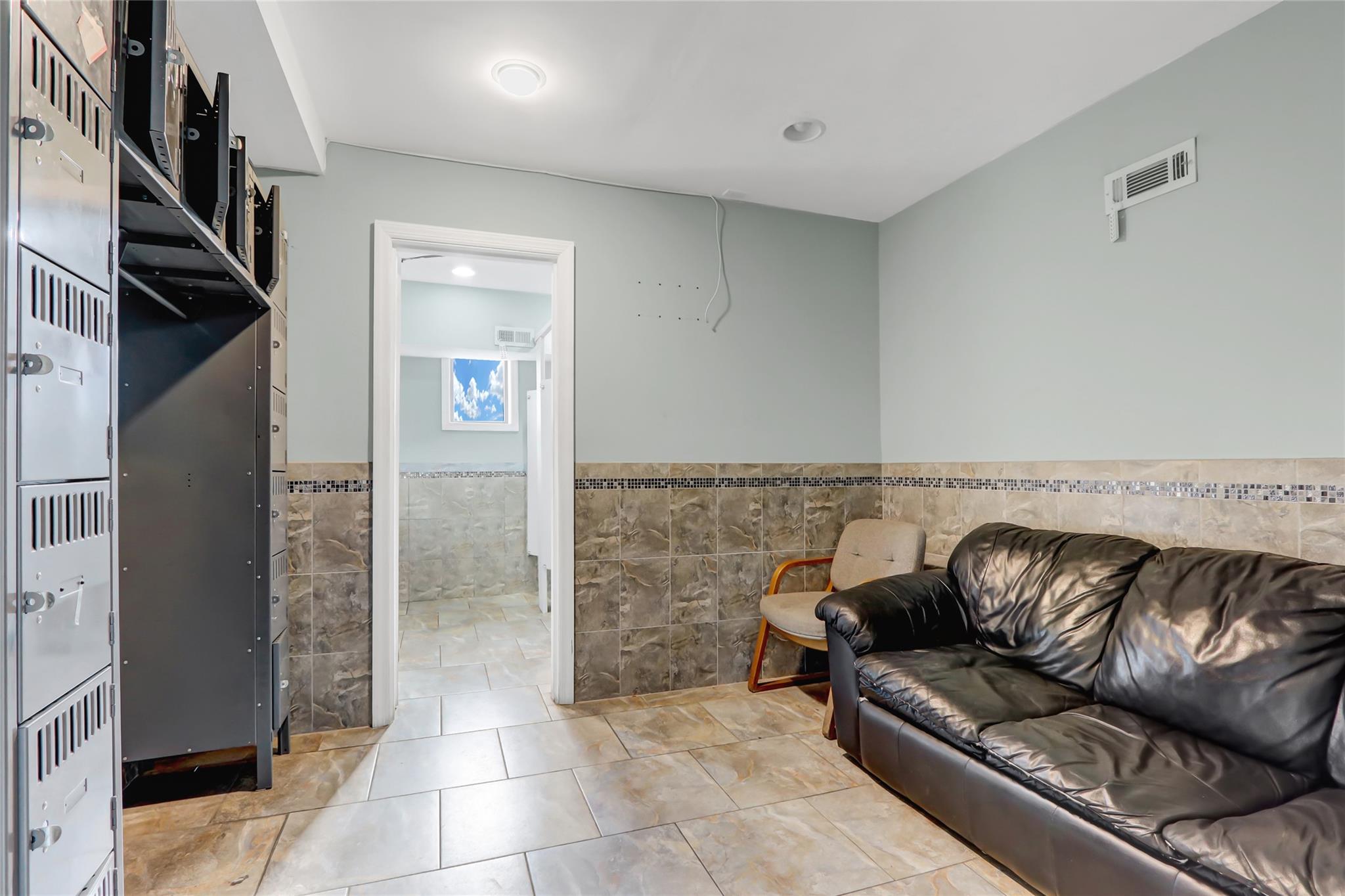 #17 photo, 31 Central Drive, サフォーク郡 Farmingdale , NY 11735