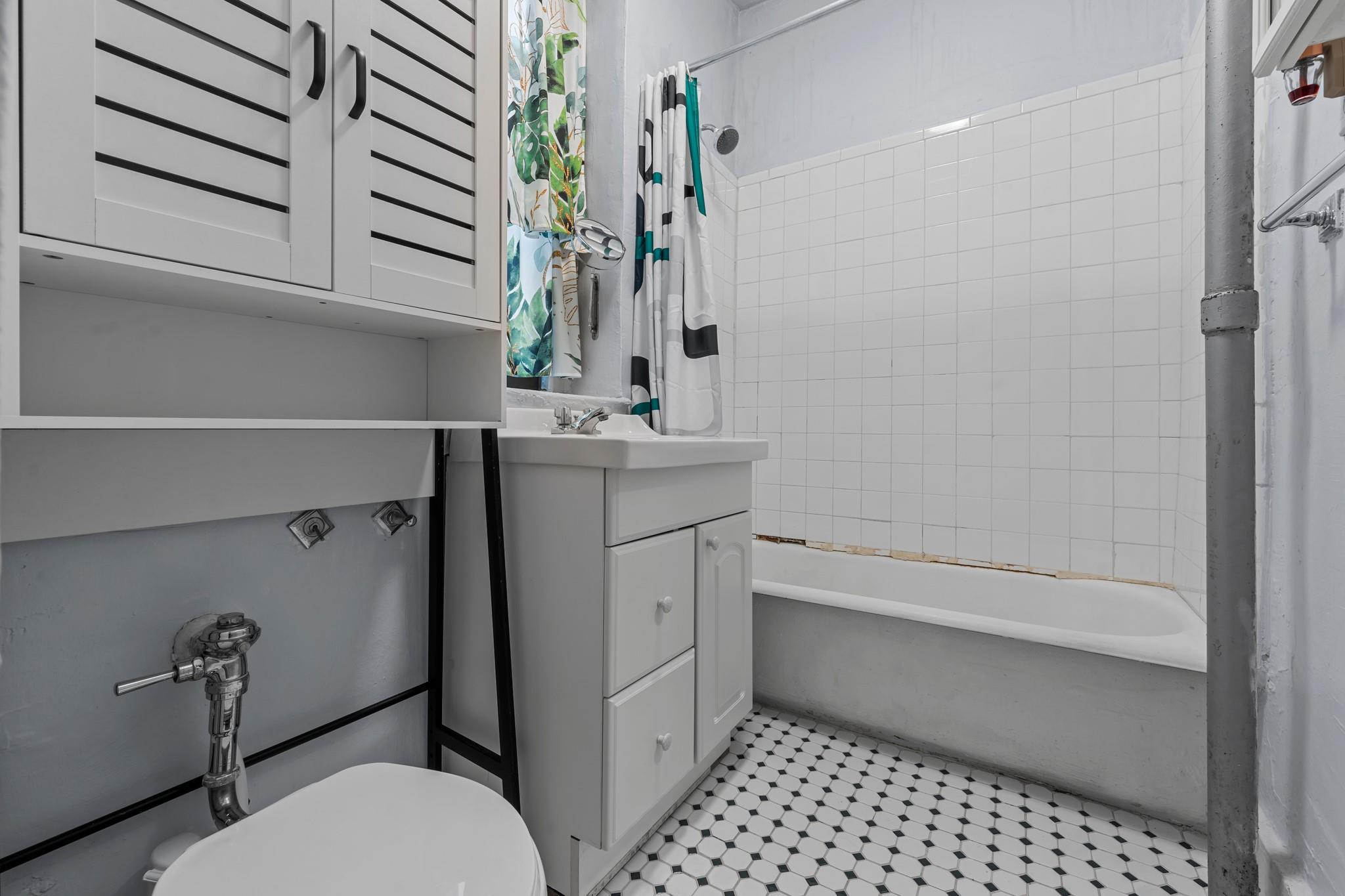 #7 photo, 3279 Hull Avenue, Bronx , NY 10467