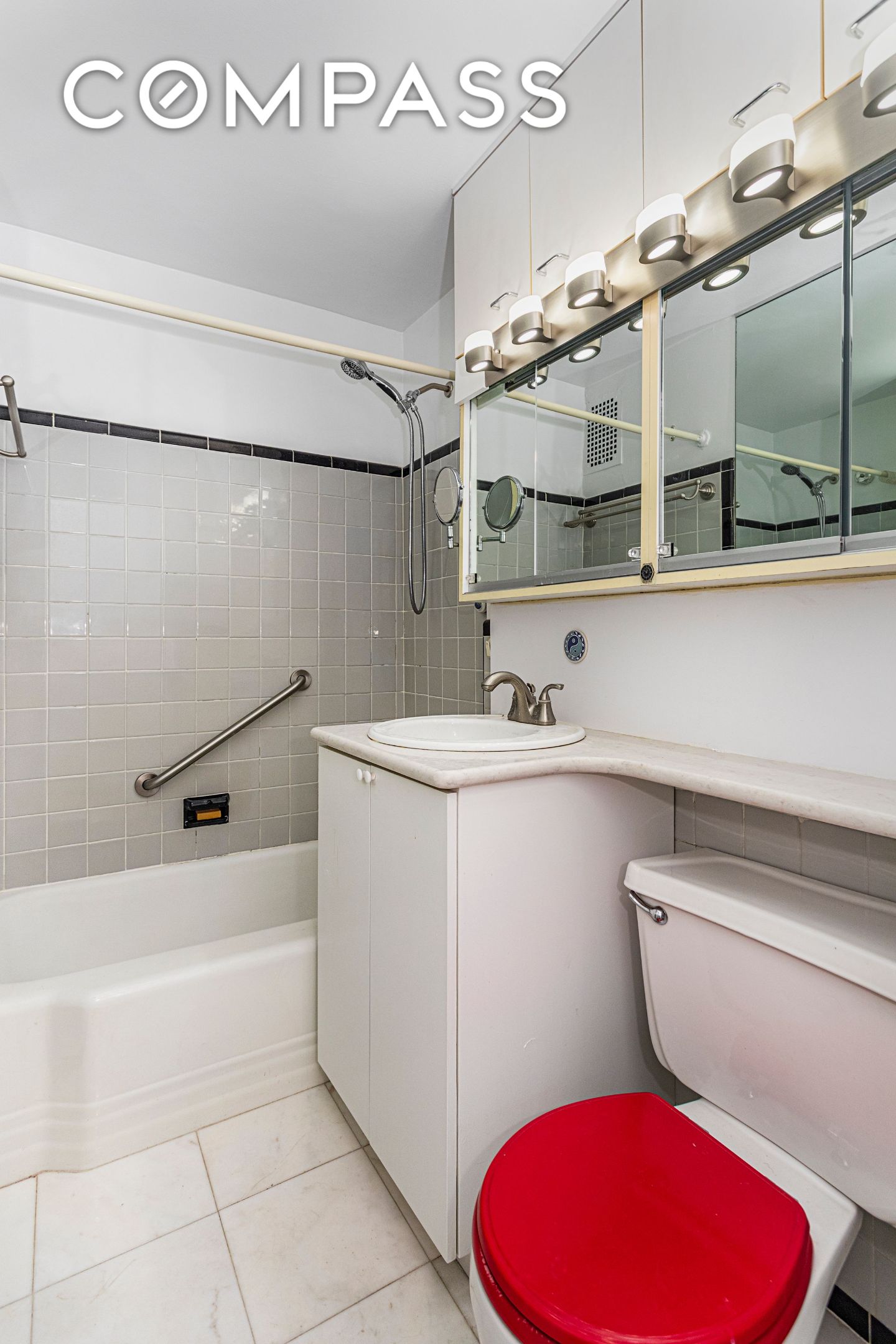 #7 photo, 221 E 50th Street, Midtown East , NY 10022