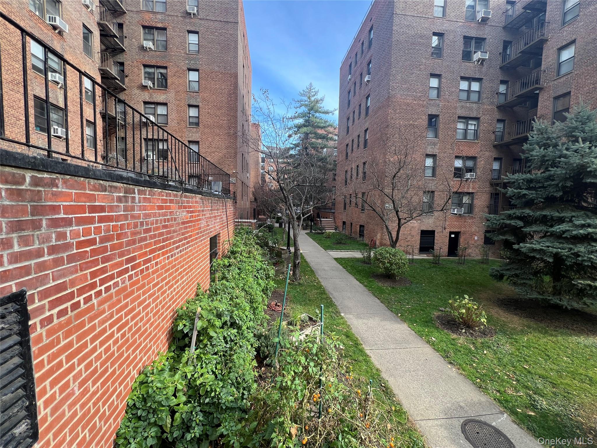 #13 photo, 105-20 66th Ave., クイーンズ区 Forest Hills , NY 11375