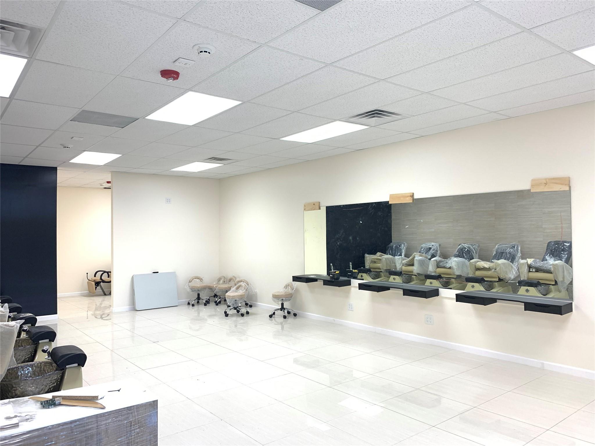 #3 photo, 470-472 Westbury Avenue, מחוז נסאו Carle Place , NY 11514