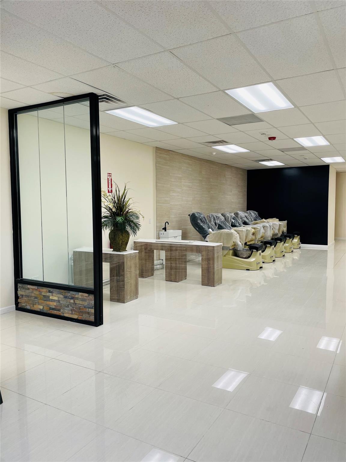 #4 photo, 470-472 Westbury Avenue, מחוז נסאו Carle Place , NY 11514